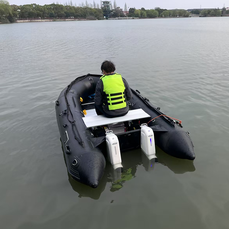 智能型电动喷泵式救援艇